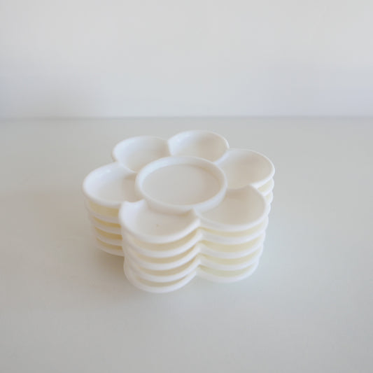 Seven-well palette for artists and craft projects