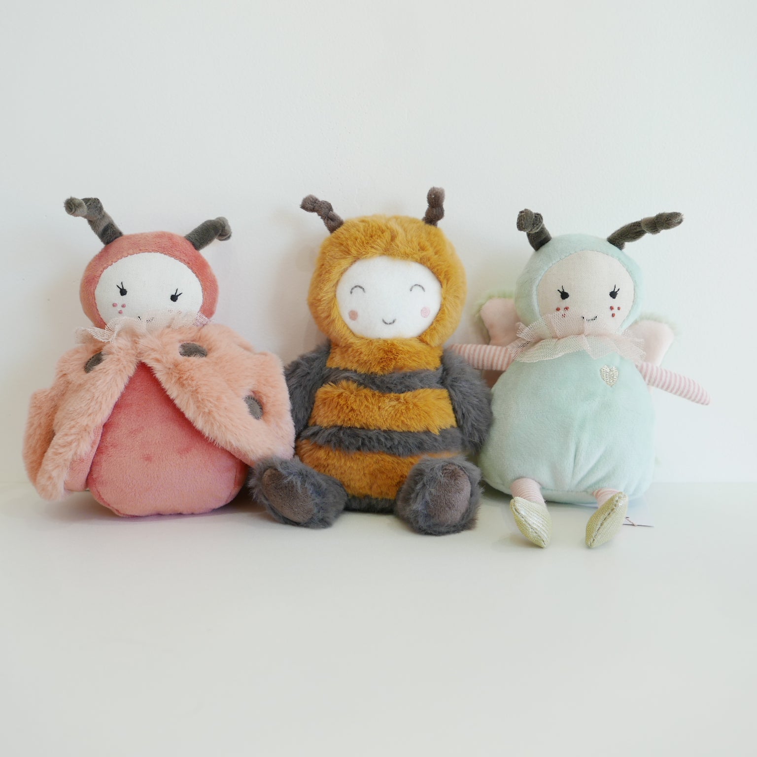 Stuffed toy bumblebee plush