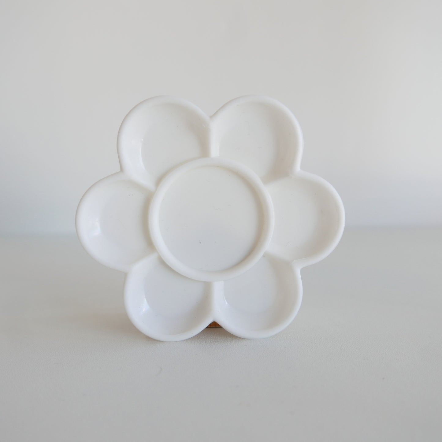 Cute flower-shaped paint palette designed for mixing colors
