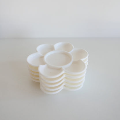 Seven-well palette for artists and craft projects
