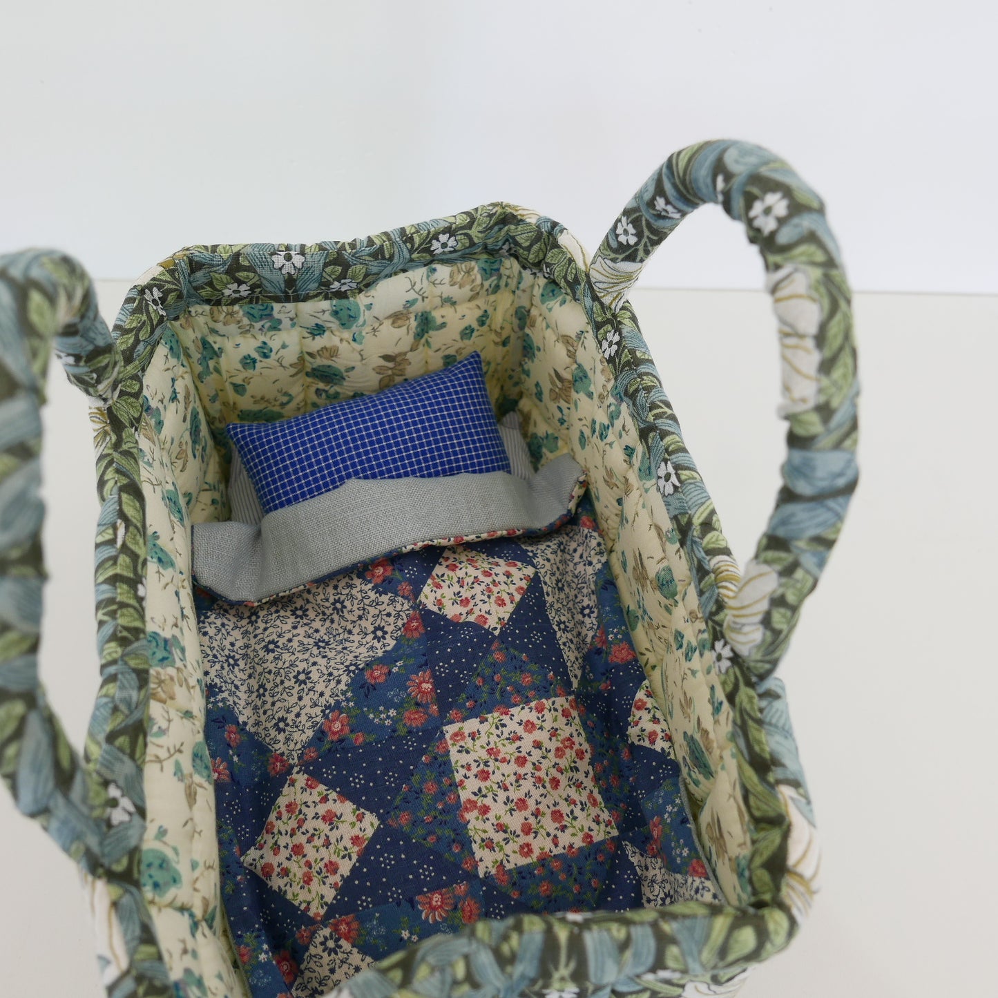 Carry Cot Dolls Bed - Deco
